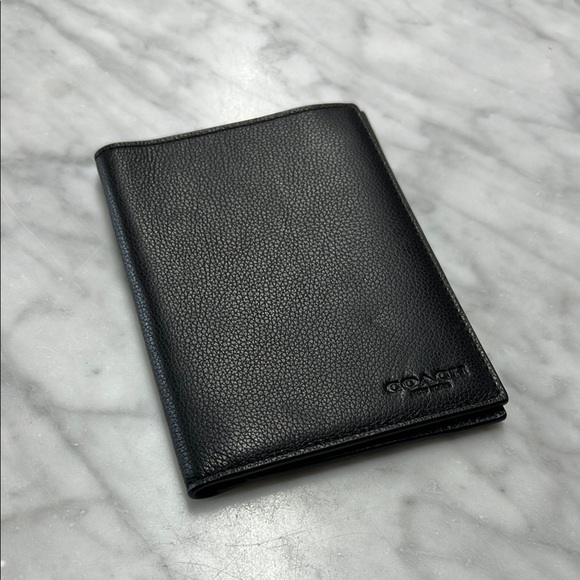 COACH Men's Black Pebble Leather Passport Wallet NEW - Picture 1 of 10